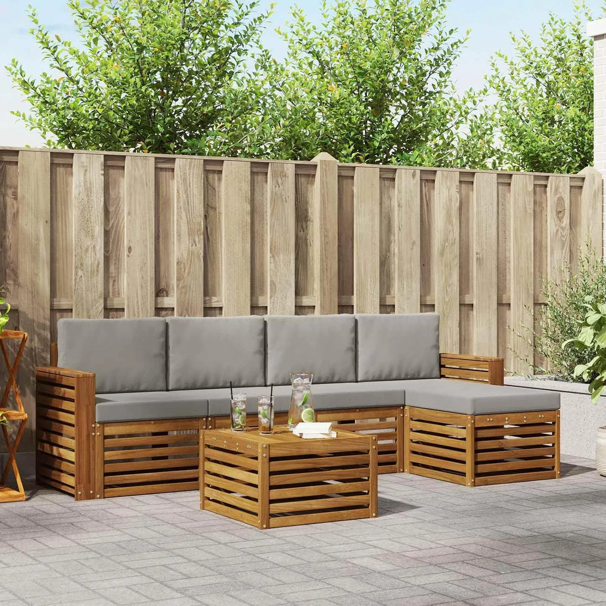 Sofa – z drewna, z poduszkami, z litego drewna